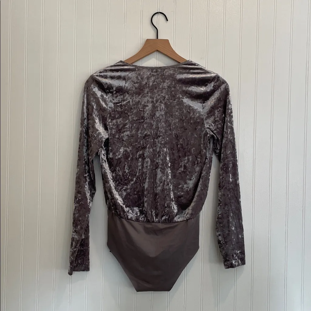 ZARA Crushed Velvet Deep V-Neck Crossover Wrap Front Bodysuit in Gray Size S - Image 5