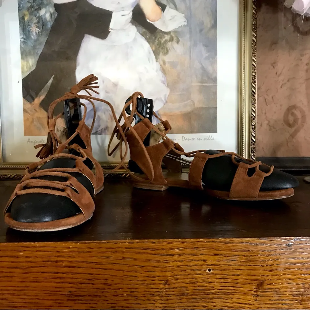 STUART WEITZMAN GLADIATOR STYLE TAN SUEDE SANDALS (35.5) - Image 4