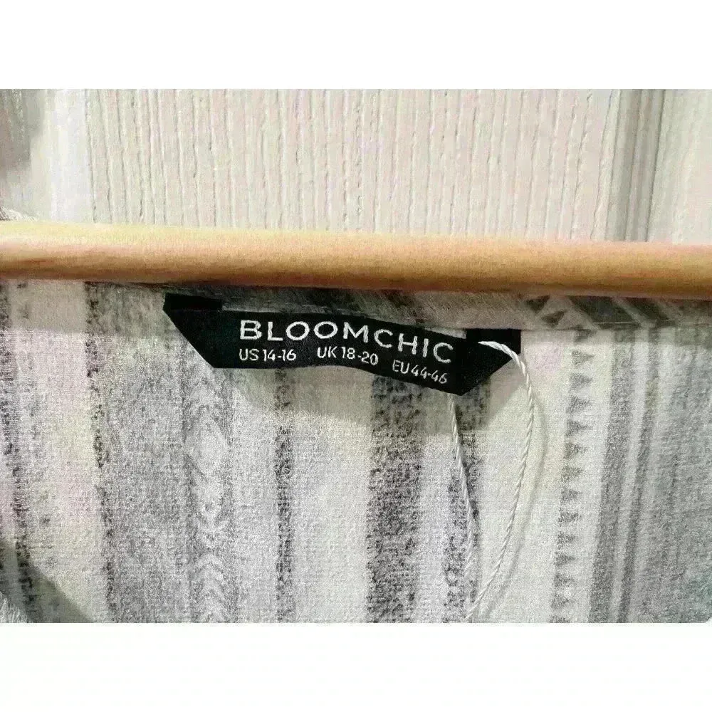 BloomChic Plus Size Work Blouse 14/16 V - Image 4