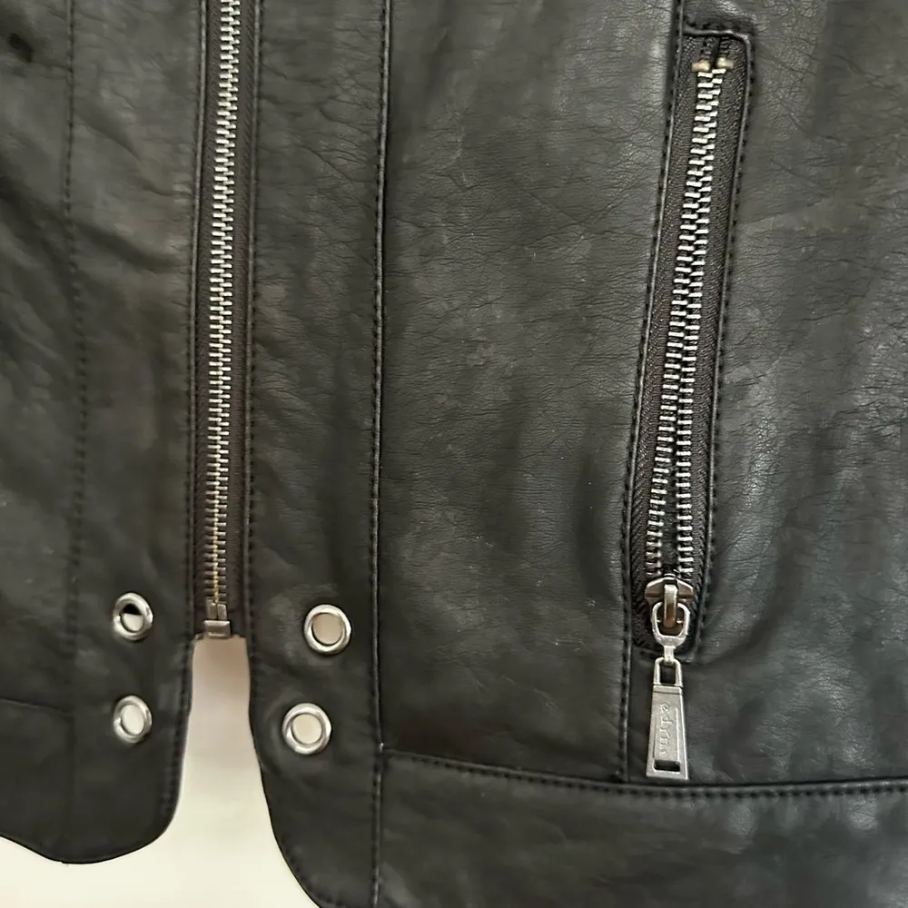 Odyn Women’s Black Vegan Leather Moto Jacket. Quilted sides Metal Accents. Size L - Image 14