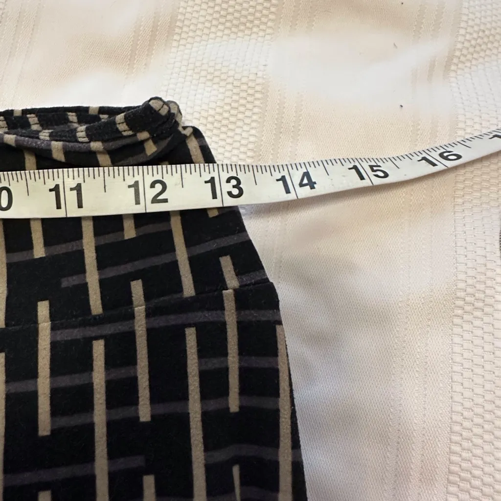 LuLaRoe Black and Gray Geometric Leggings - Image 3