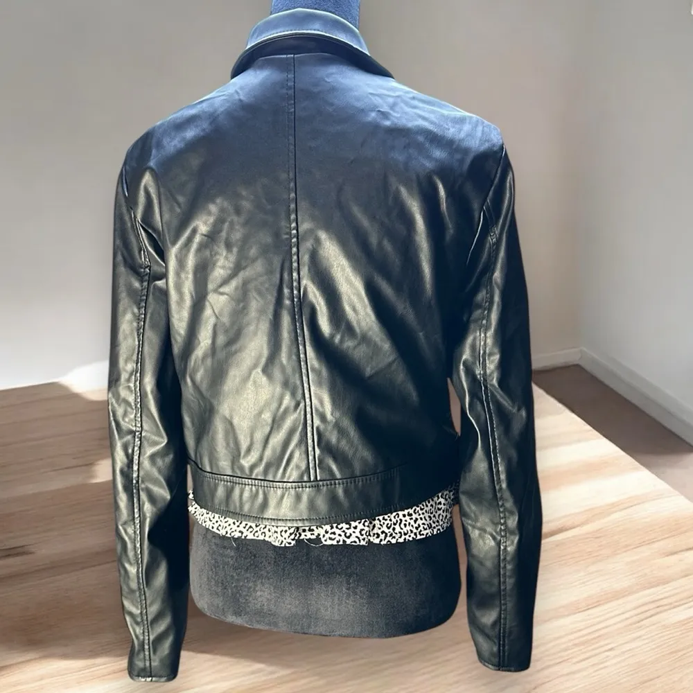 Ambiance women’s 100% Faux Leather Moto Cropped Jacket Size L Biker Modern Chic Black Size L - Image 5