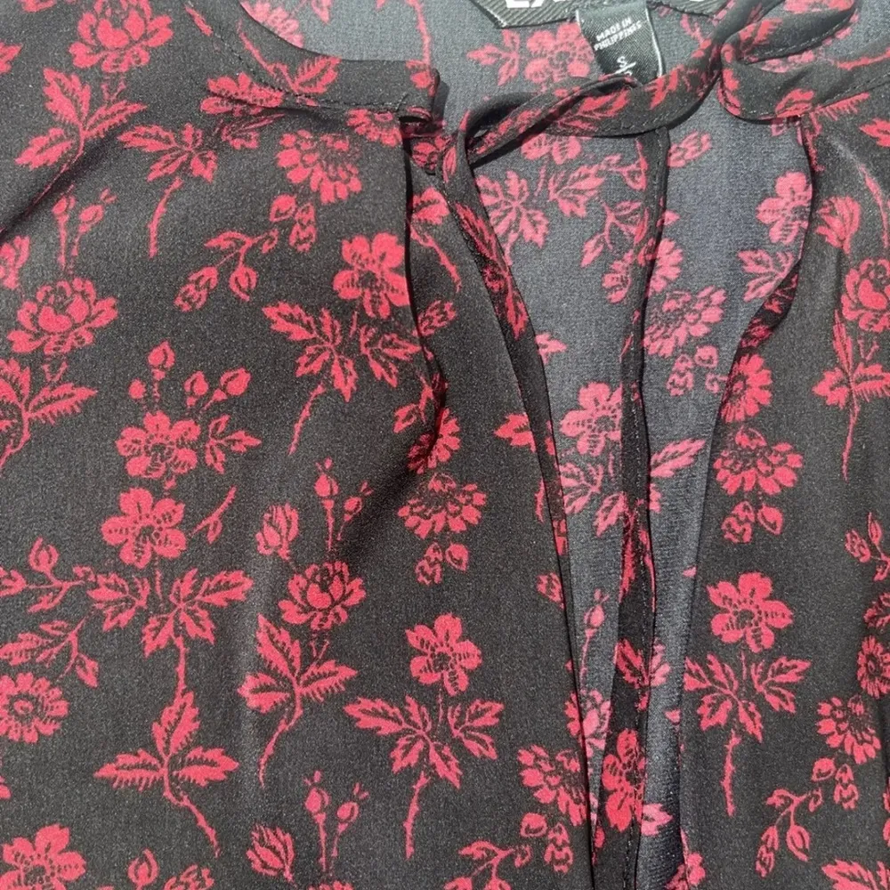 Express Bodysuit Women’s Size Small-Black W/Red Roses Print - Image 5