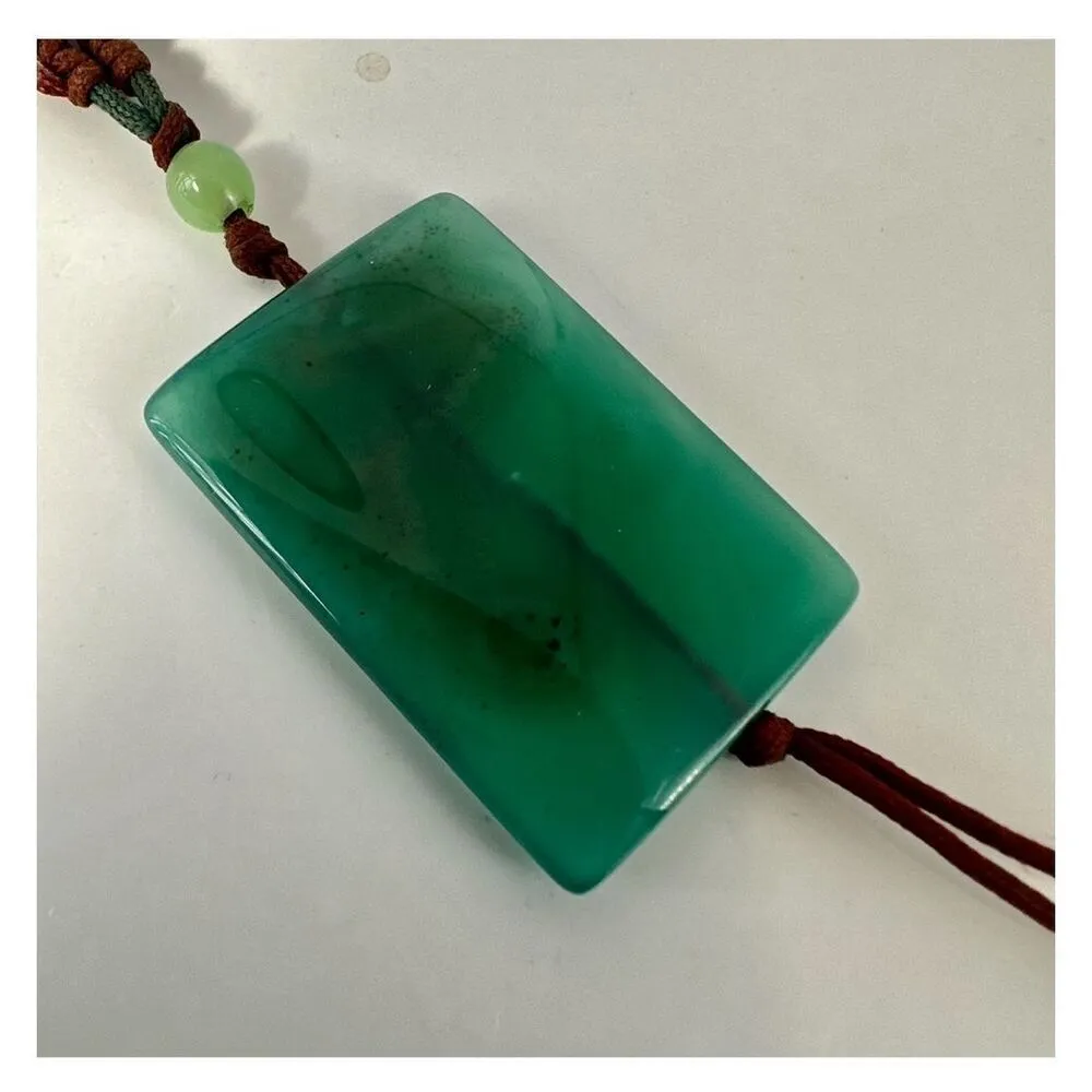 Green dyed agate pendant necklace on cord - Image 2