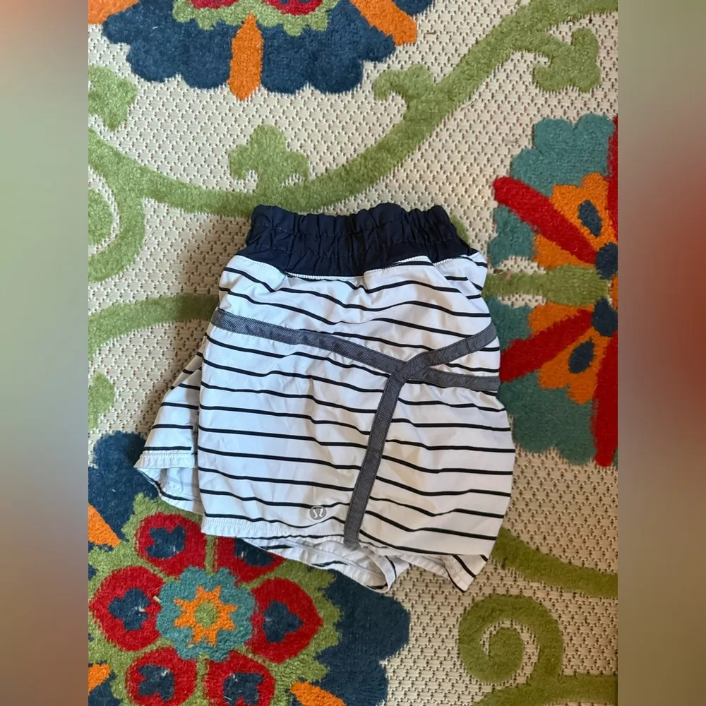 Lululemon  Run Tracker Short II Quiet Stripe White Deep Indigo - Image 3