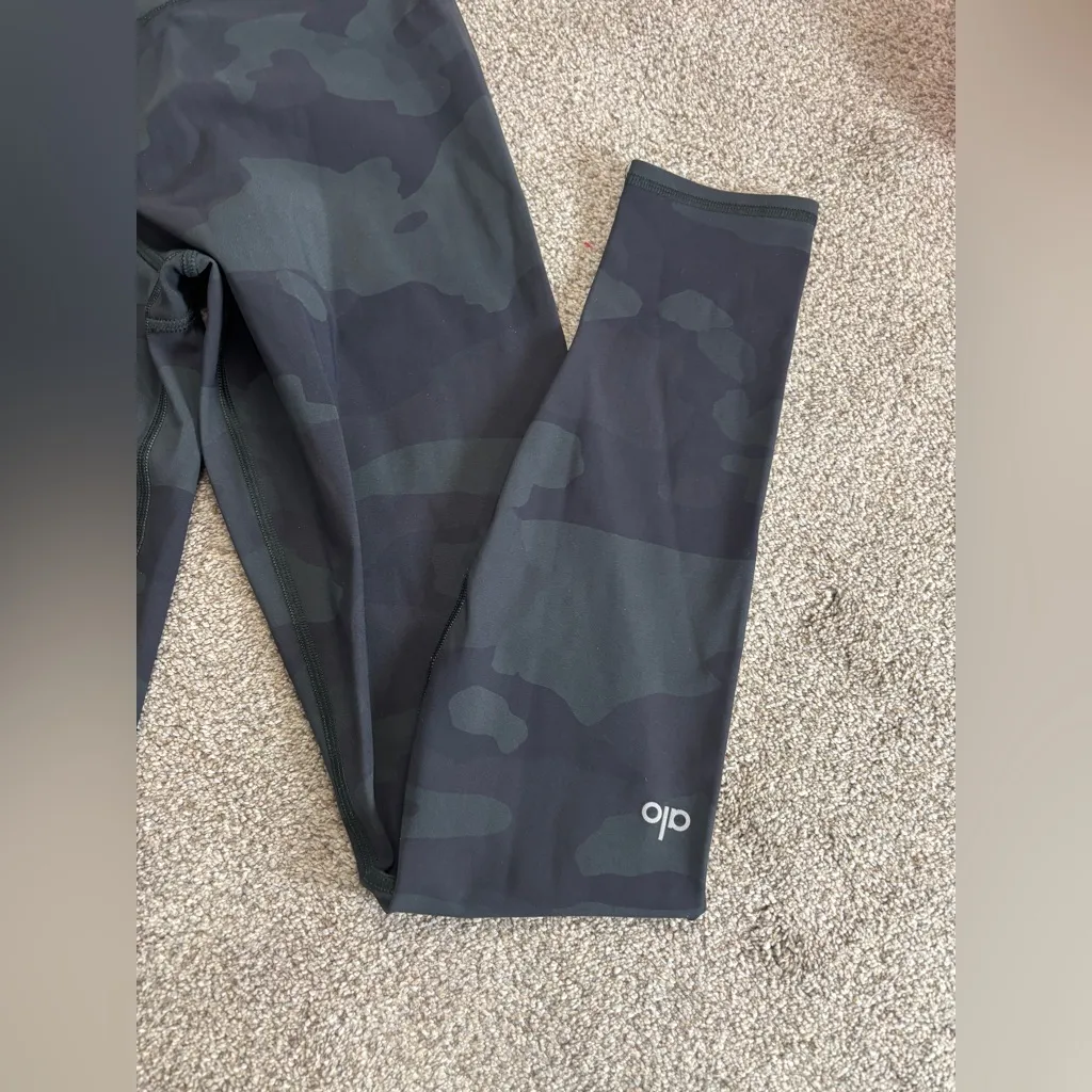 Alo Yoga Women's HIGH-WAIST CAMO VAPOR LEGGINGS - black Camouflage Size M - Image 3