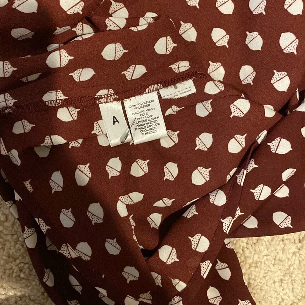 LOFT Women's Maroon Acorn Button Up Blouse size medium - Image 6