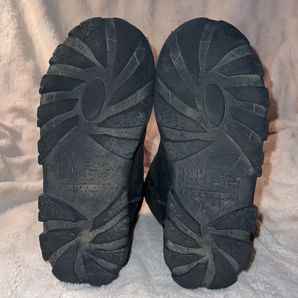 UGG Woman’s Classic Short Boot; Size 6 - Image 5