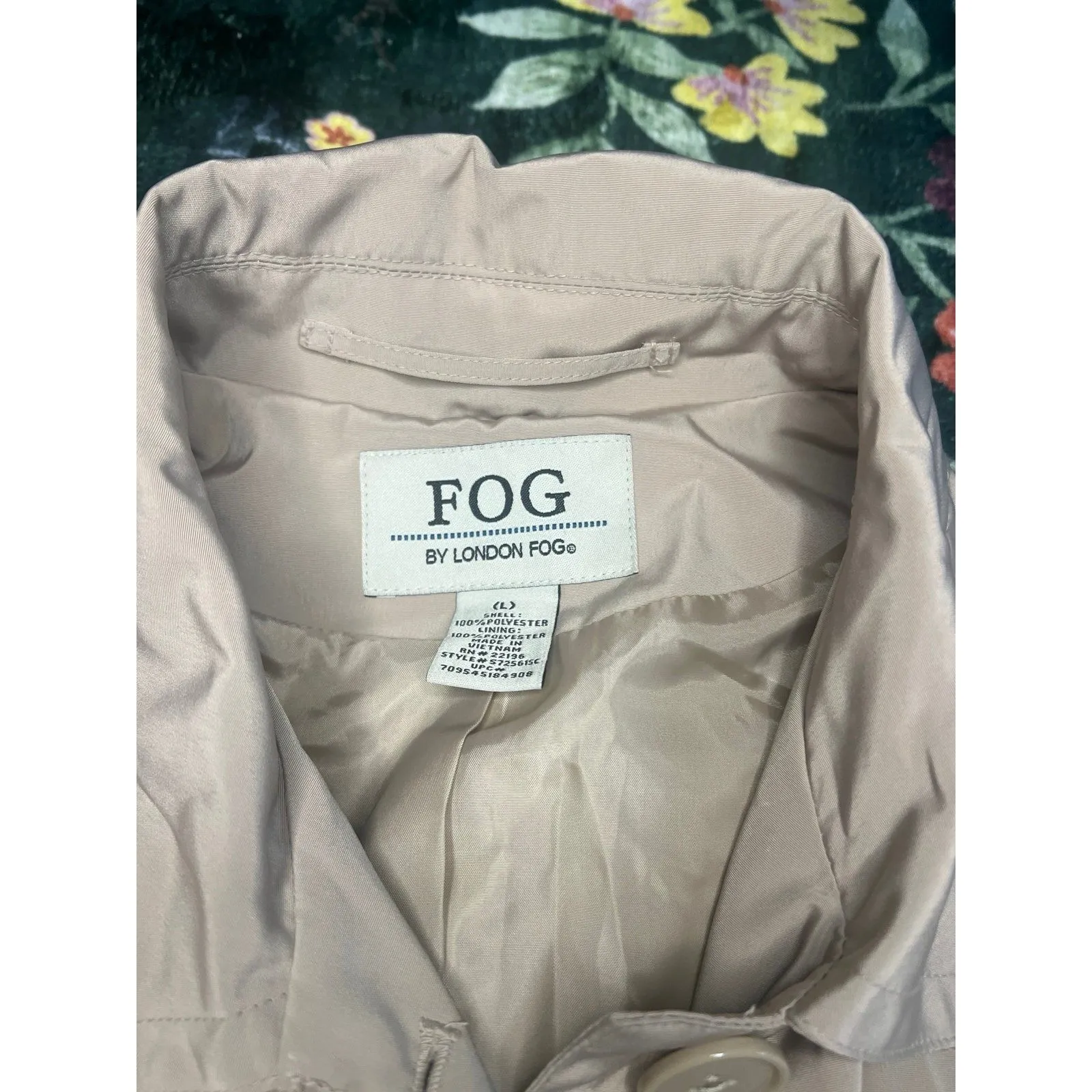 Woman’s large beige London Fog raincoat hooded - Image 6