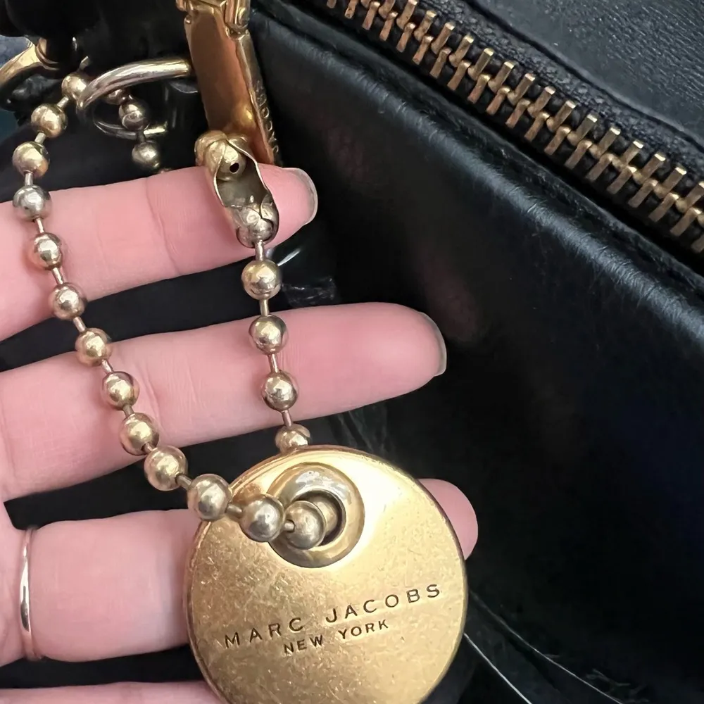 Excellent con Marc Jacobs Black and gold saddle bag - Image 15