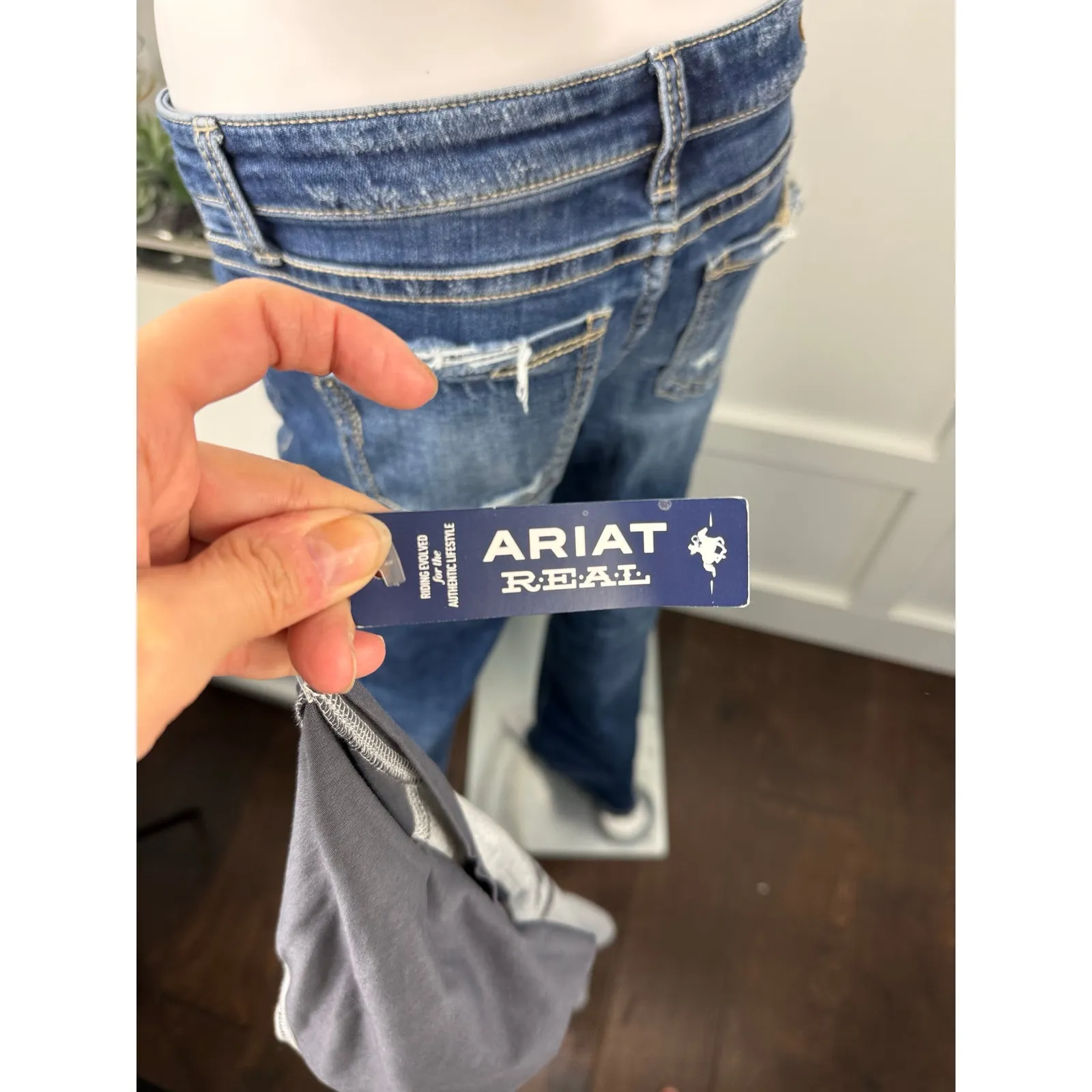 Cute NWTs Ariat Top Size S - Image 5