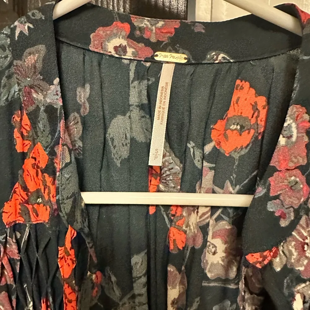 Free People Pebble Crepe So Fine Smoked Bohemian Tunic Top Navy Floral in Small - Image 7