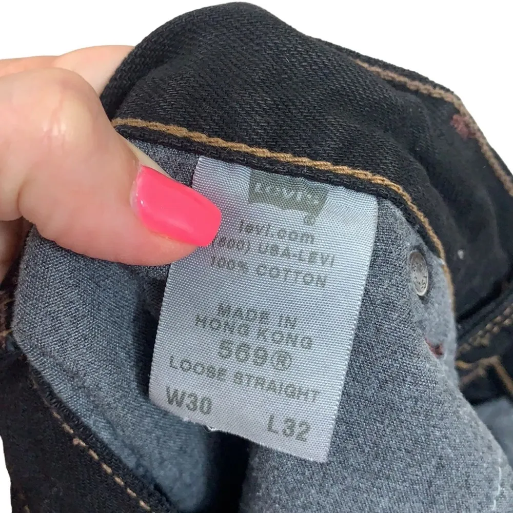 Levi’s 569 Hi-Waist Black Distressed Loose Cutoff Jean Shorts - Image 3