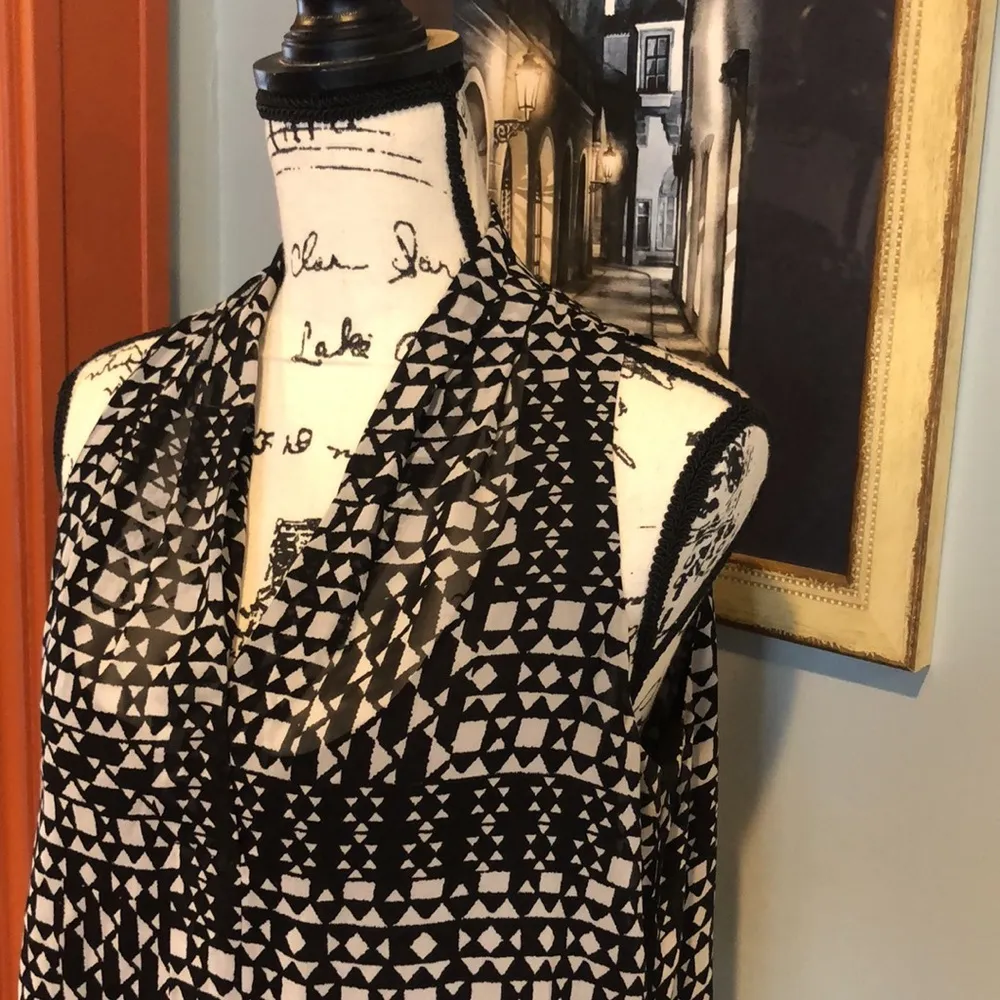 Vince Camuto Sleeveless Geometric Pattern Blouse (M) - Image 3