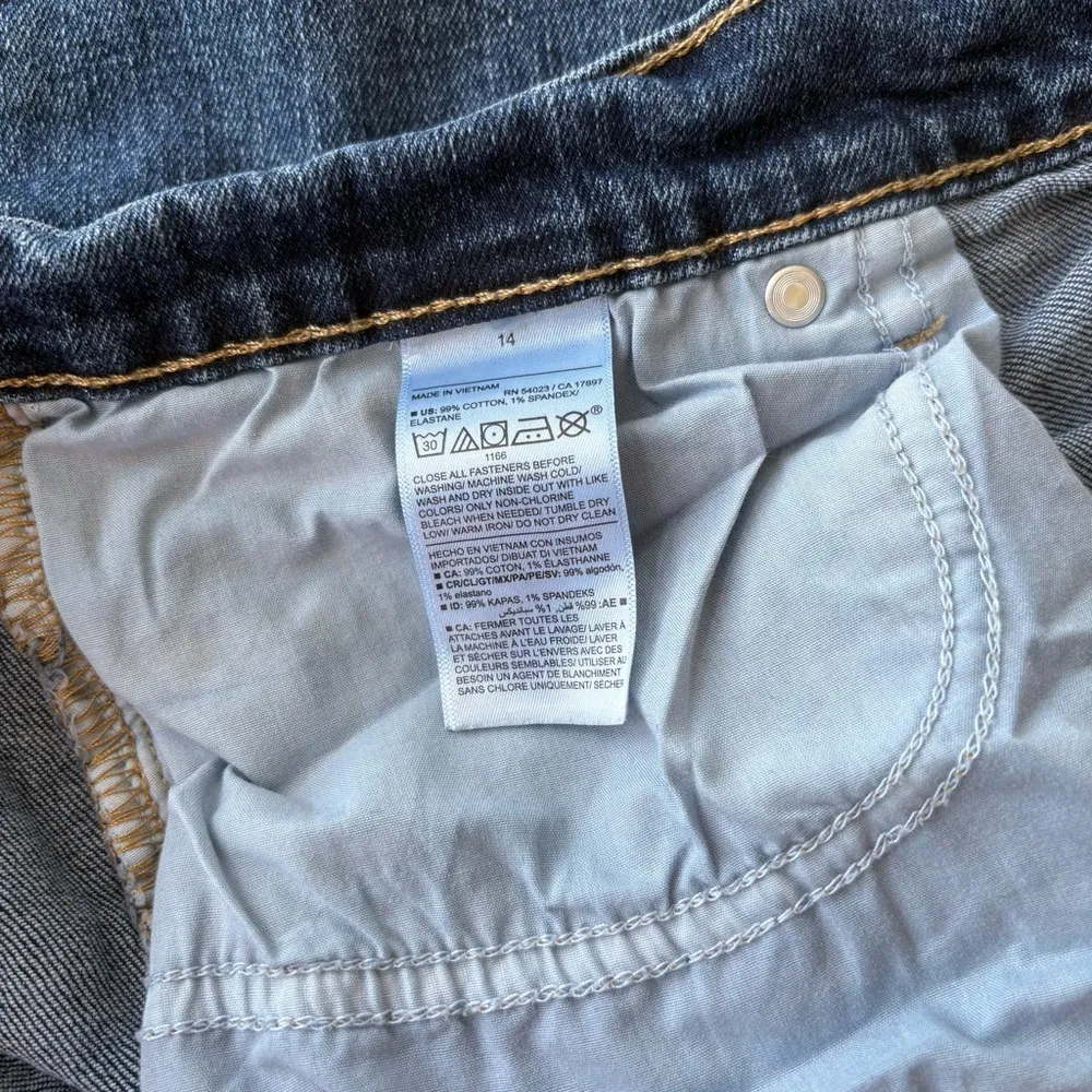 Old Navy women’s dark wash low rise boyfriend jeans - Image 2