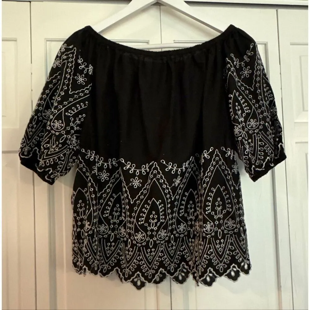 Gap black and white eyelet embroidered blouse size M - Image 9