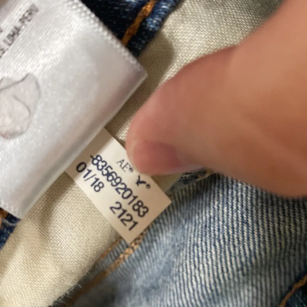 American Eagle deconstructed distressed denim mini skirt fringe hem size 10 - Image 9