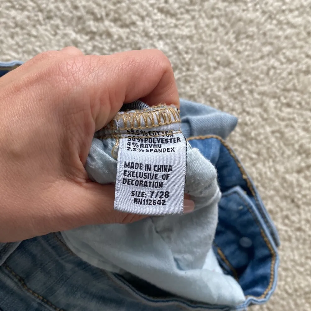 Size 7 28 high rise rolled cuff blue Jean shorts - Image 6