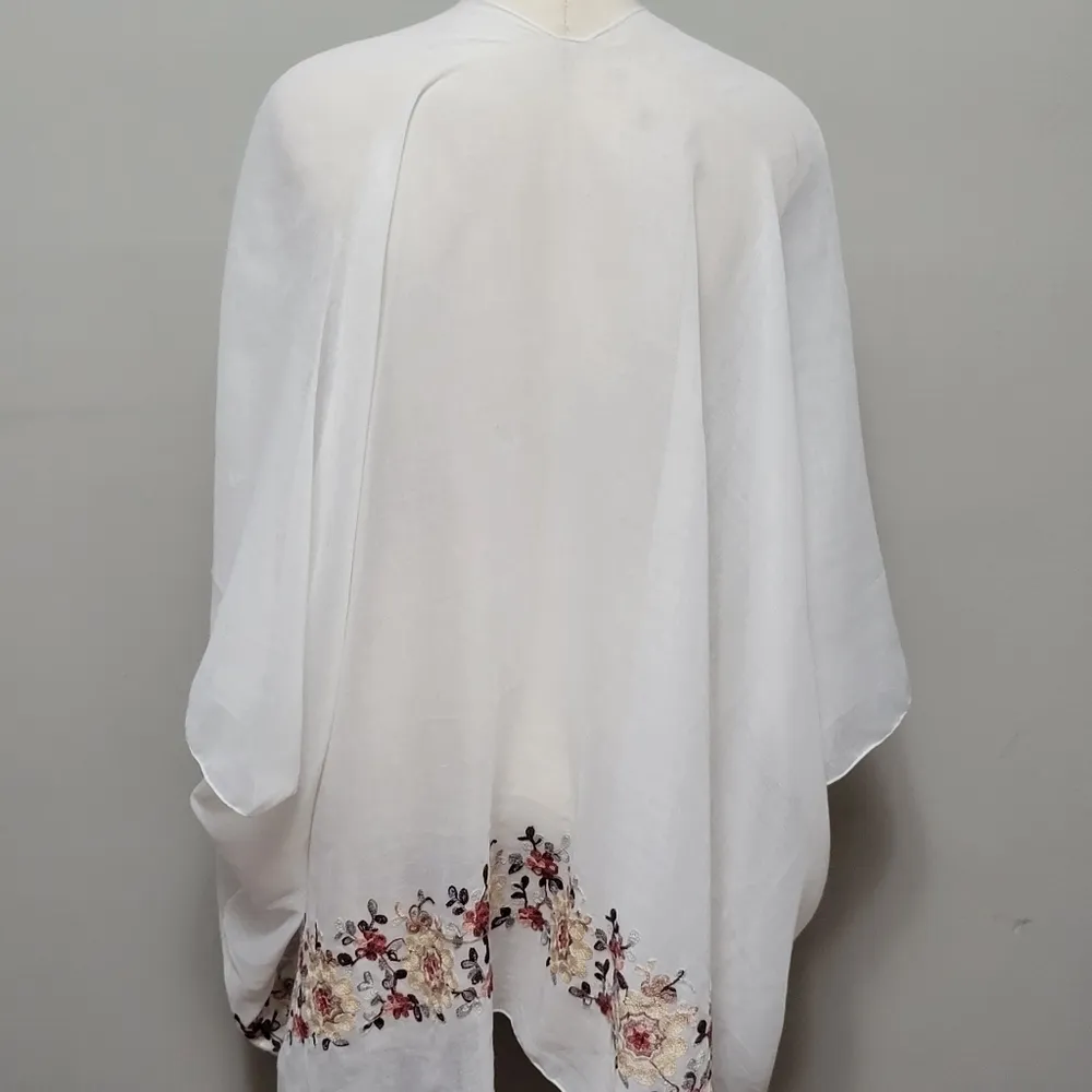 Shyanne white floral embroidery kimono one size - Image 5