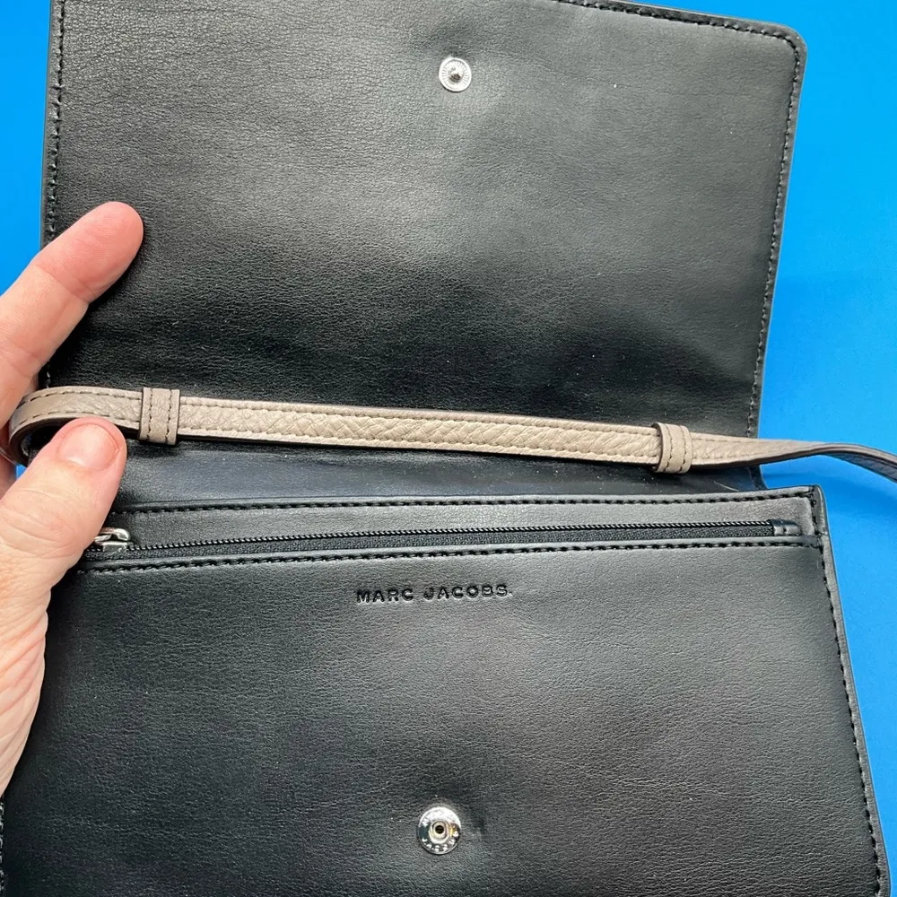 Very Beautiful Beige Empire Leather Marc Jacobs Crossbody Wallet Handbag - Image 5