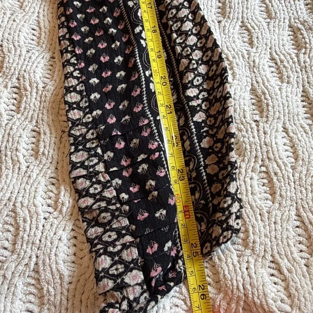 Contempo Casuals Women's Black and White Patterned Top size S - Image 8