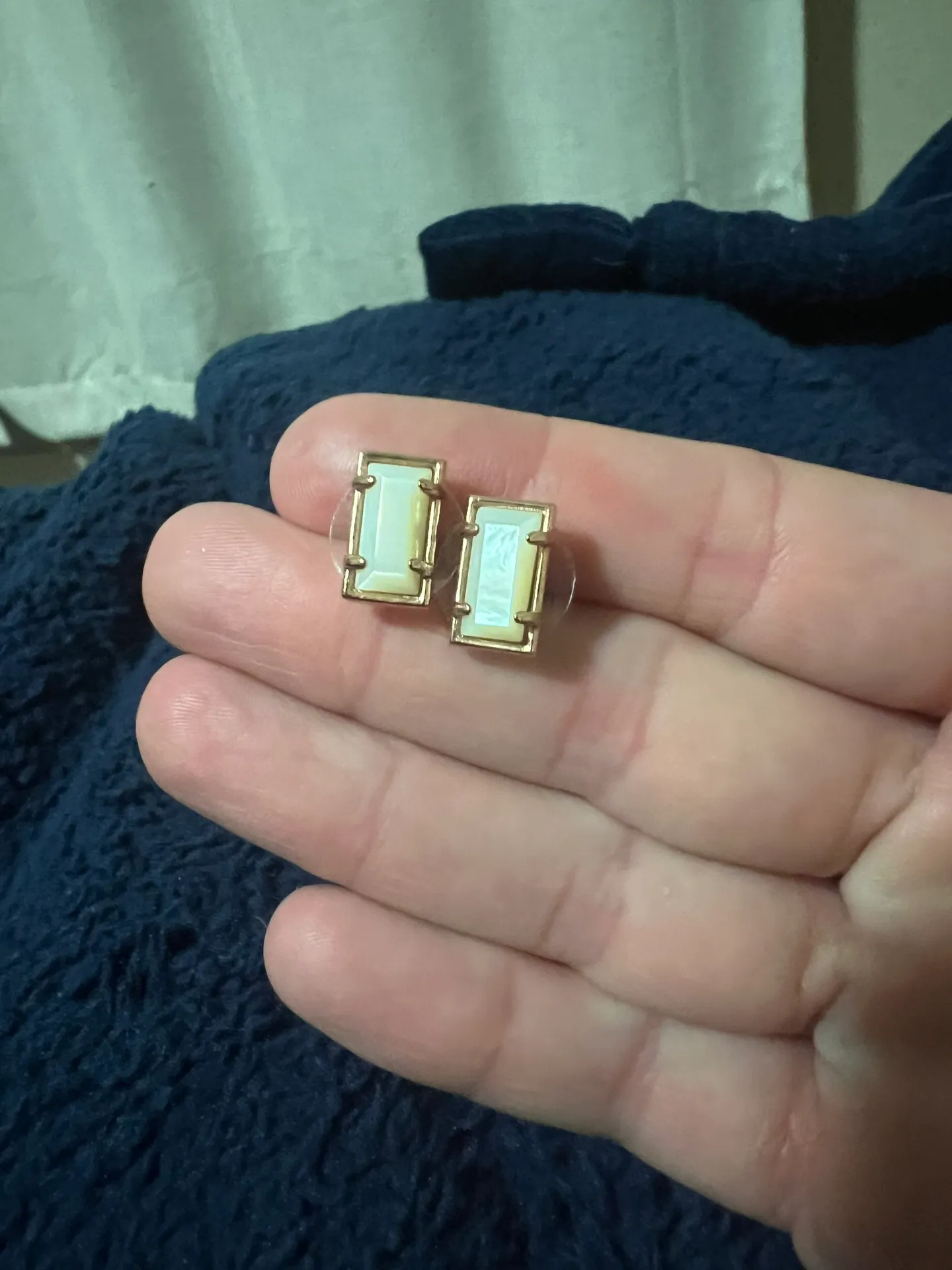 Kendra Scott Necklace & Earrings - Image 4