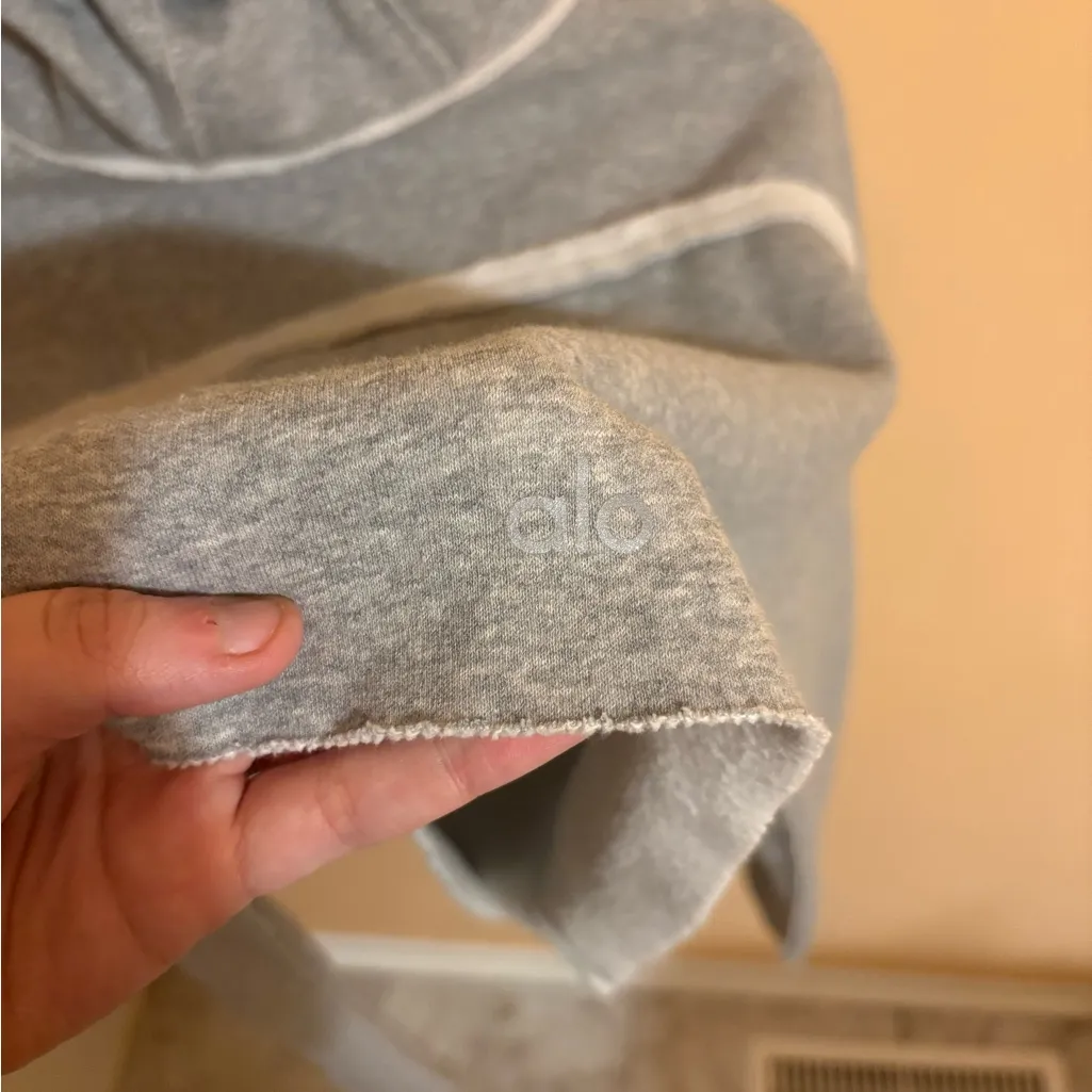 Alo Yoga Effortless Gray Cropped Hoodie - Image 3