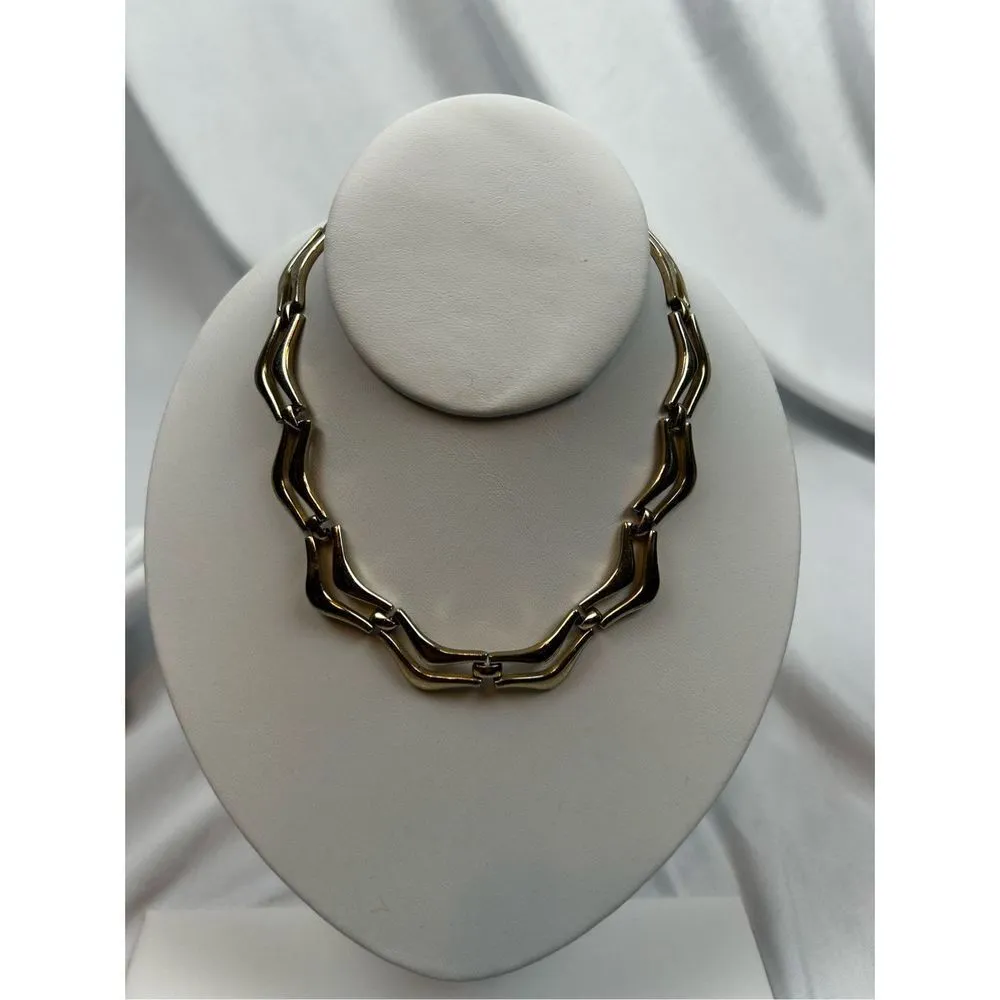 Monet scalloped edge collar necklace in gold tone metal - Image 4