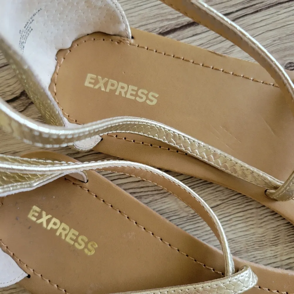 Express gold reptile toe ring sandals size 8 - Image 3