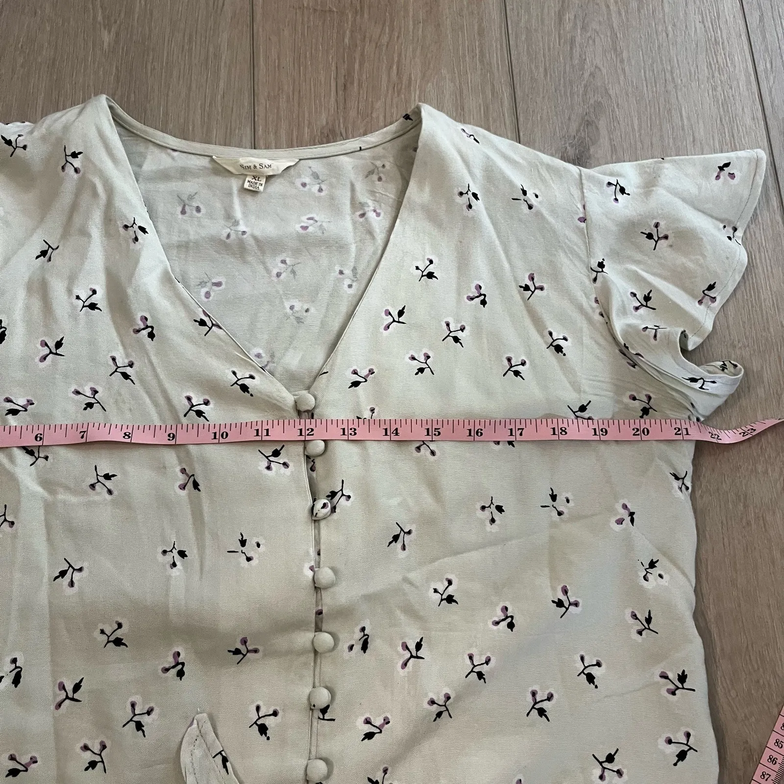 Sim & Sam Women's Floral V-Neck Button Blouse Size XL - Image 7