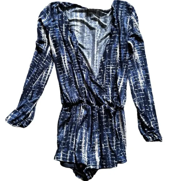 VINTAGE HAVANA BLUE WHITE LONG SLEEVE SURPLICE V-NECK STRETCH PRINT LINED ROMPER - Image 2