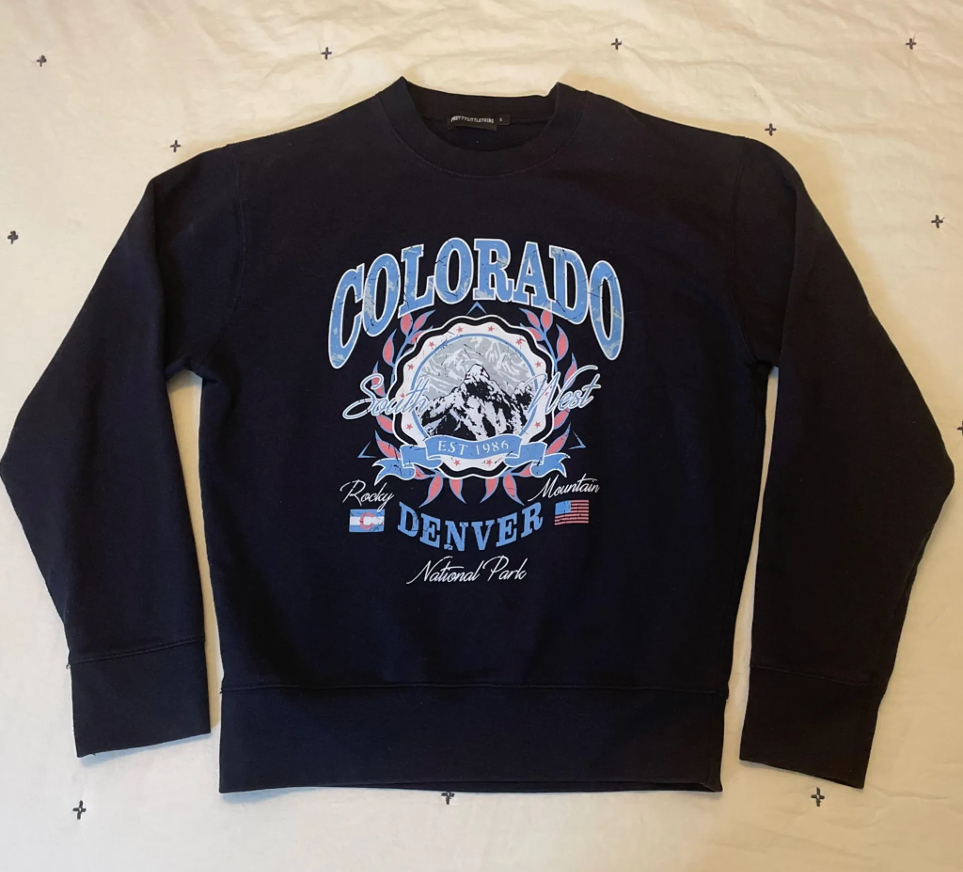 PRETTYLITTLETHING Colorado Graphic Pullover Sweatshirt in Navy Blue Size S - Image 6