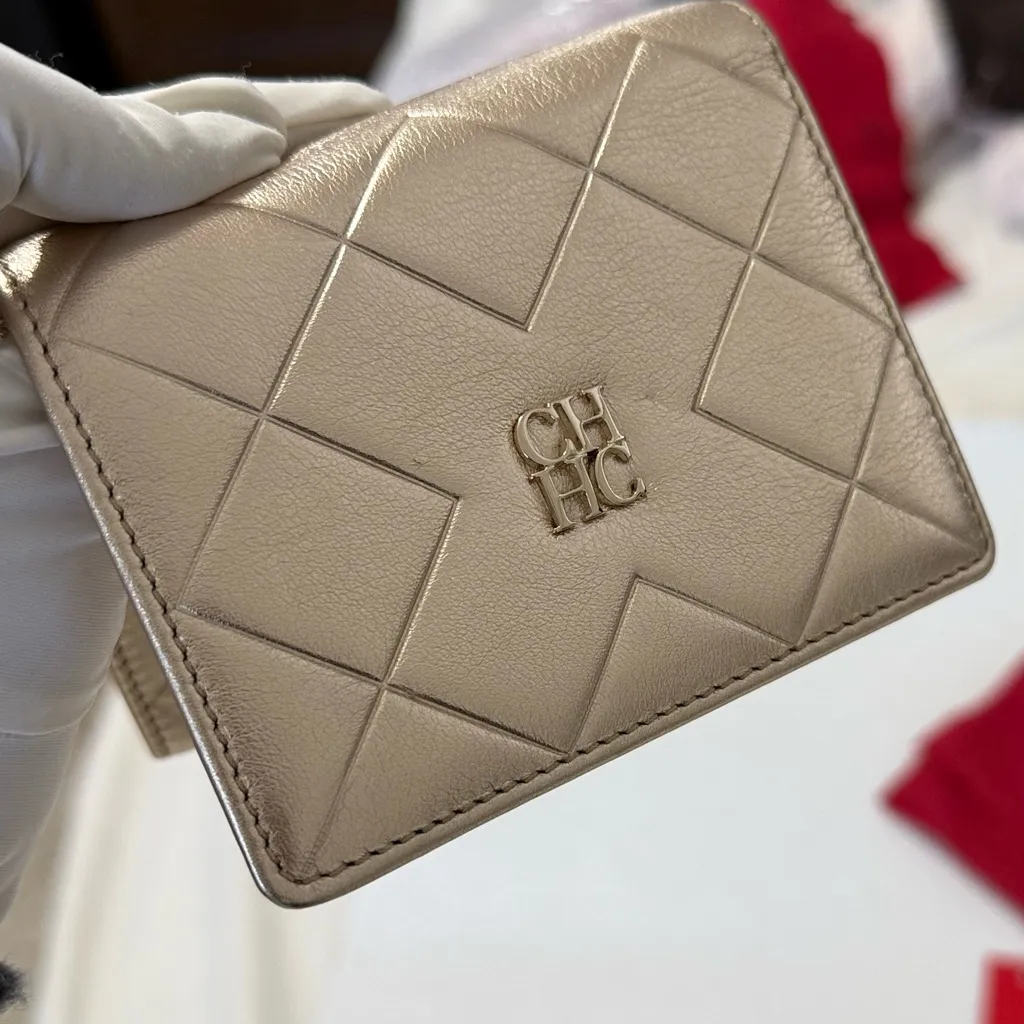 NWOT Authentic Carolina Herrera Gold Genuine Leather Quilted Wallet Silver - Image 2