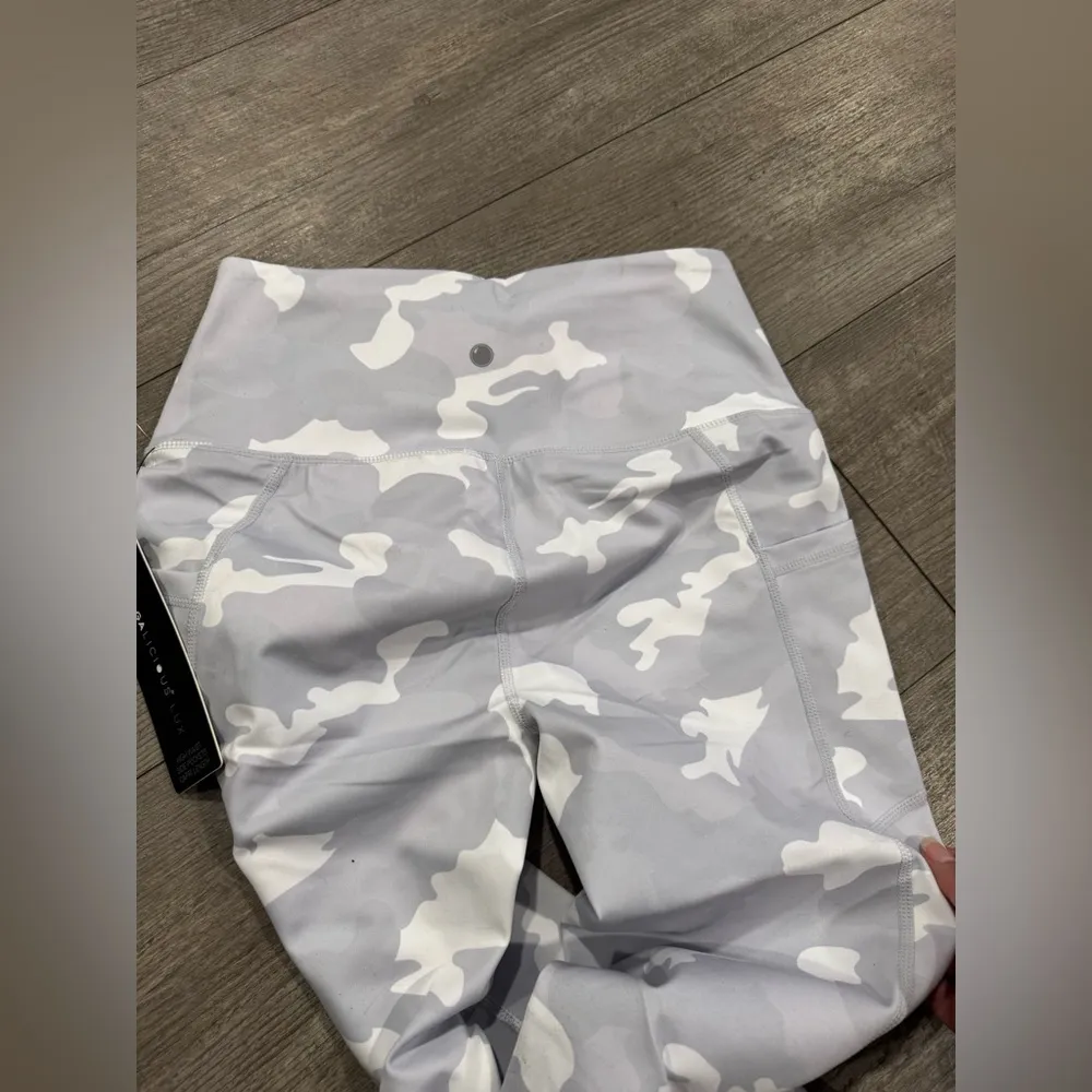 YOGALICIOUS lux camo white and Gray Camouflage crop Leggings - Image 13