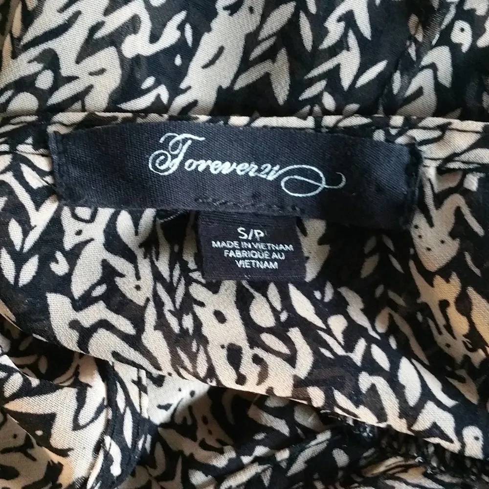 4/$30 - Forever 21 Sleeveless Ruffle Top Size S - Image 4