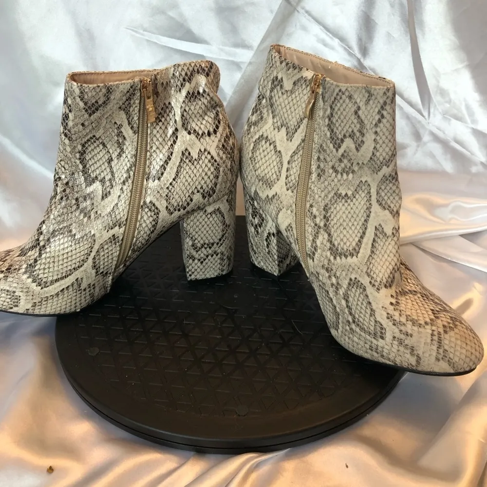 Essex Glam Faux Snakeskin Ankle Heeled Boots Zippered Sides Size 7 NWOT - Image 5