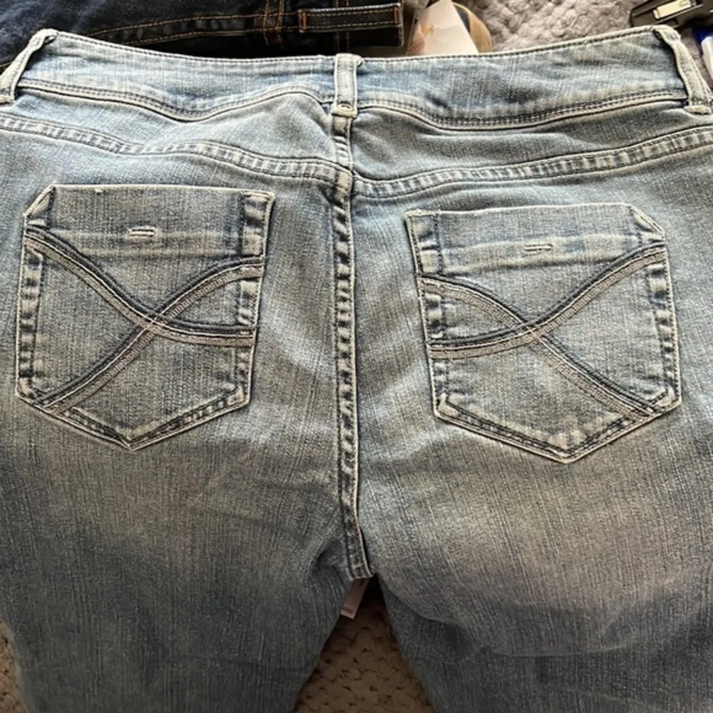 Tommy Bahama Island Crop Aged Vintage Wash Med Rise Size 4 GUC #0476 - Image 2