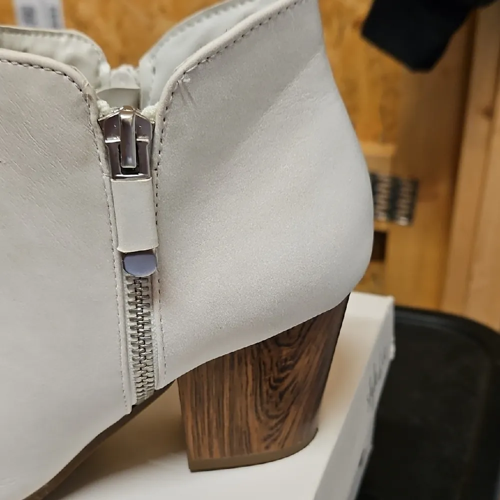 Style & Co. Women's White Booties Size 6M - Image 6