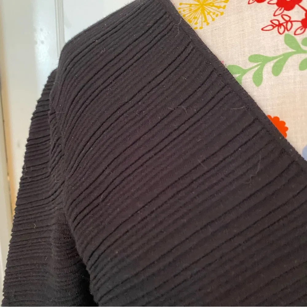 Hugo Boss V-Neck Ribbed Black Pullover - Image 2