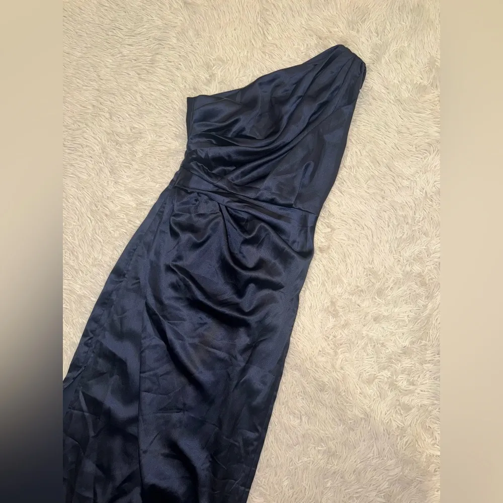 NEW Petal & Pup Nadia One-Shoulder Satin Maxi Navy Dress sz 6 - Image 4