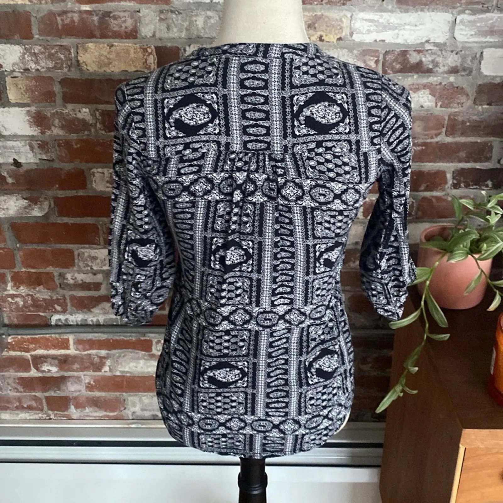 Atmosphere Black and White 3/4 Sleeve V Neck Shirt Size 2 - Image 5