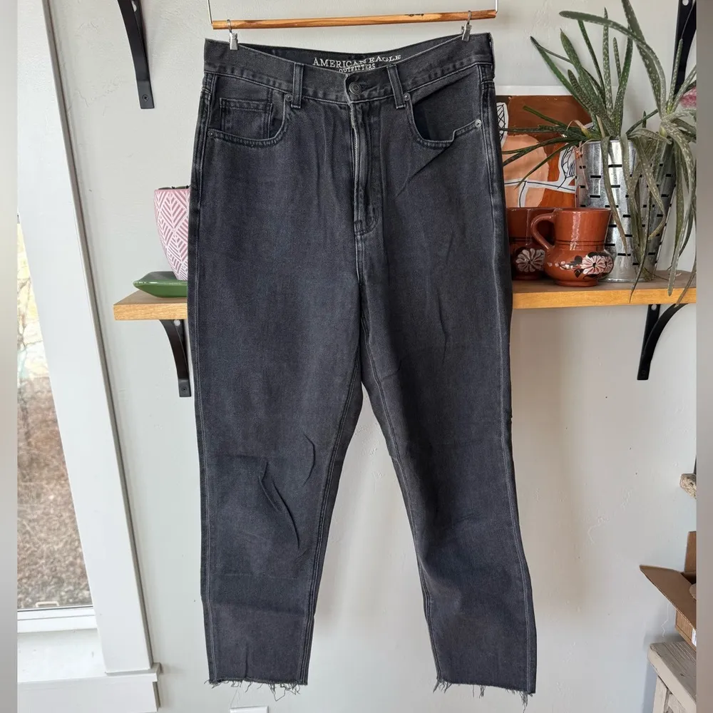 American Eagle Faded Black High Rise Mom Jean Straight Leg Raw Hem Size 6 - Image 2