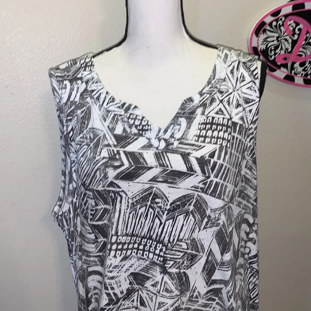 GVS black & white patterned sleeveless v - Image 2