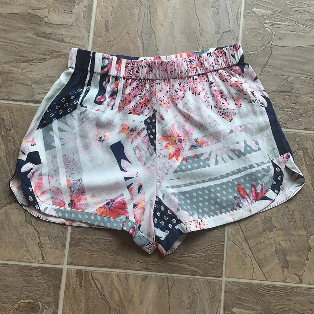 French Connection Floral Pull On Shorts - Image 5