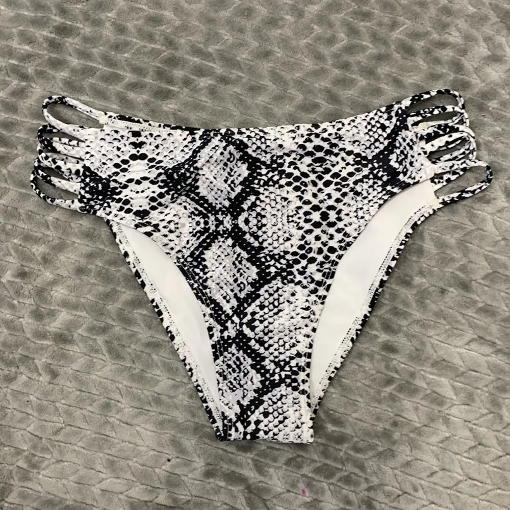 Romwe Snake Print Black and White Bikini Size Medium - Image 9