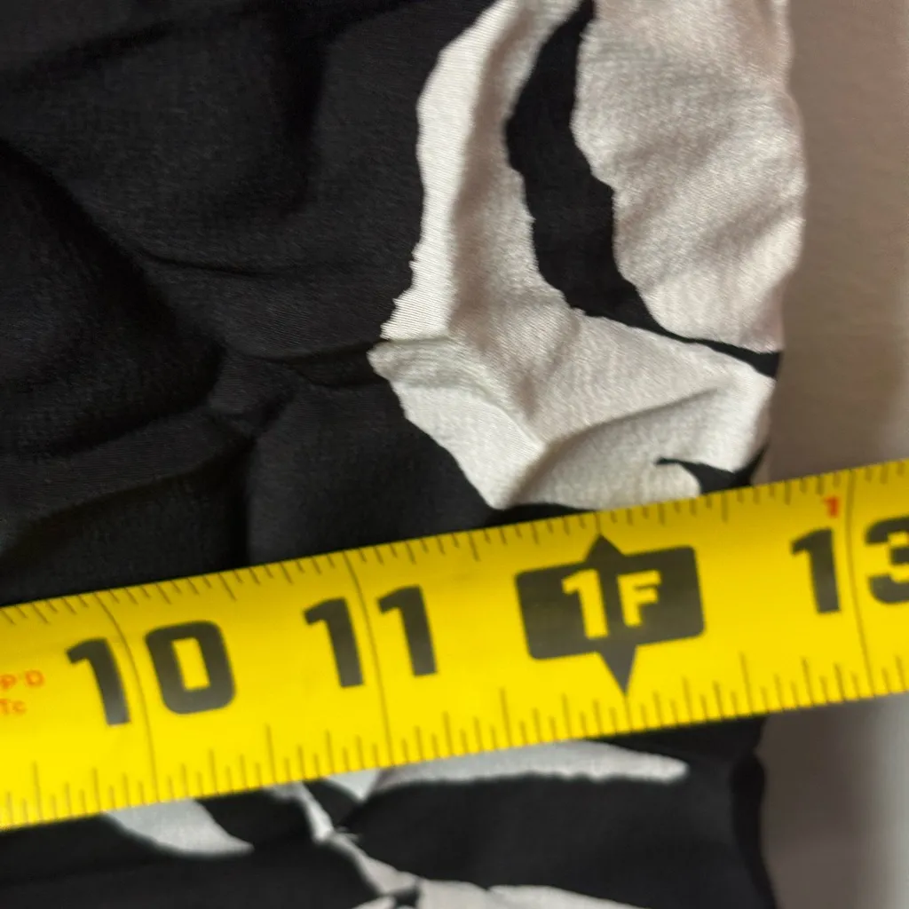 Harold’s black white floral palazzo pants. Silk size 10. Business Travel Capri - Image 8