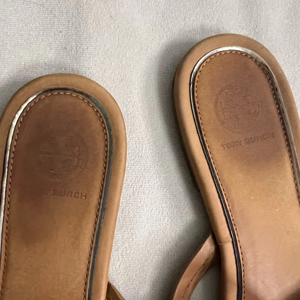 ✨ Tory Burch Logo Thong Sandals | Tan Leather | Silver Logo Medallion ✨ - Image 2