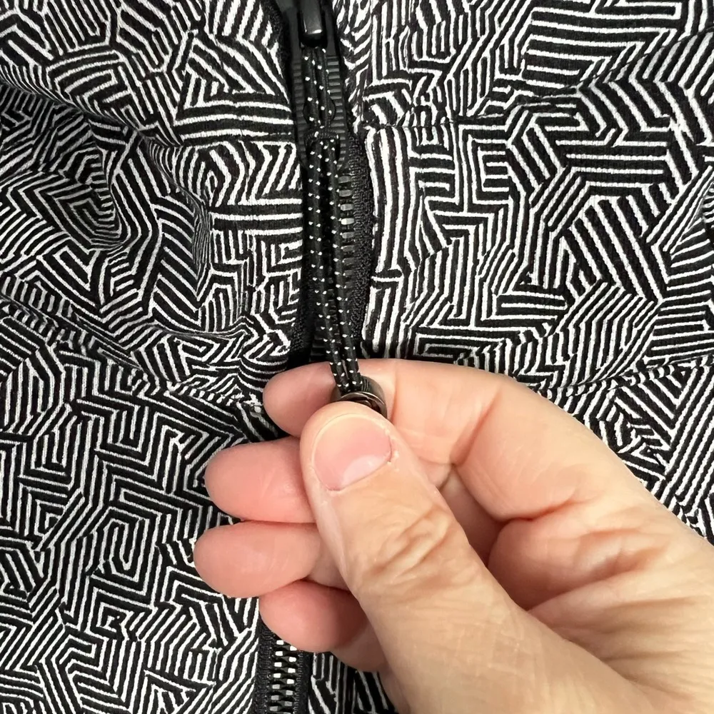 *RARE* Scuba Full Zip Hoodie “SeaWheeze” size 8 in white and black - Image 9