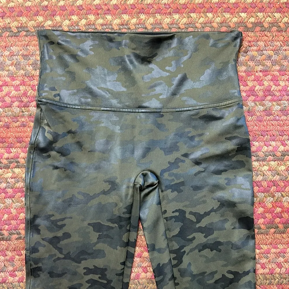 SPANX ARMY CAMO SHEEN LEGGINGS - Image 3