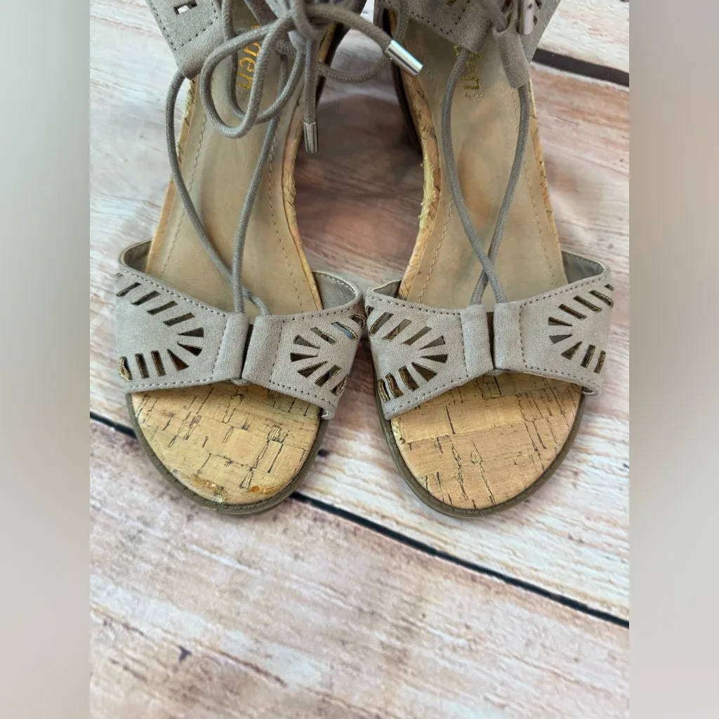 Madden NYC Size 7 Womens Gladiator Wedge Sandal Beige Faux Suede - Image 7